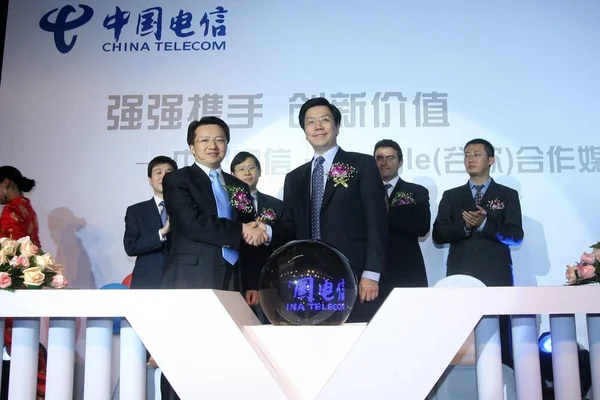 中国テレコムの調印式で グーグル チャイナ アンド ケケ社長 左手前 中国テレコムのインターネット ヴァスサービス部長 グーグルウェブ広告権を付与する中国テレコムの署名式で カイフ — ストック写真