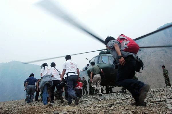 Chiński Helikopter Wojskowy Przybywa Ewakuacji Wojsk Reporterów Jeziora Tangjiashan Wywołane — Zdjęcie stockowe