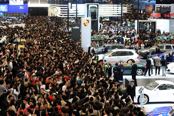 Multidões Visitantes Olham Para Carros Porsche 13Th Shanghai International Automobile — Fotografia de Stock