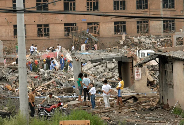 Trabajadores Rescate Buscan Víctimas Sobrevivientes Que Fueron Enterrados Los Escombros —  Fotos de Stock