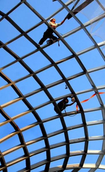 Trabalhadores Chineses Instalam Decorações Protetor Solar Vidro Canteiro Obras Novo — Fotografia de Stock