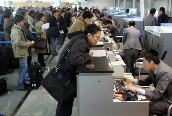 Luchthaven Werknemers Dienen Passagiers Aan Tickets Loketten Terminal Van Pudong — Stockfoto
