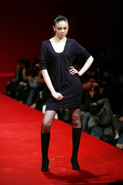 2008年3月27日 在北京举行的2008 2009年中国时装周汽车 冬季中国时装秀上 为海布里斯举办的时装秀上 一位模特摆姿势 — 图库照片