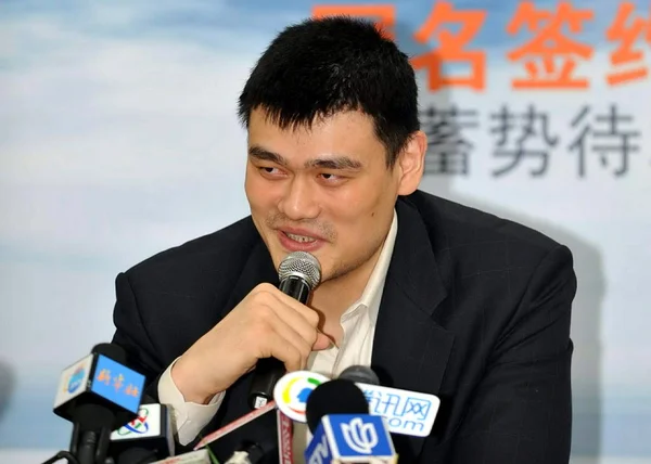 2009年12月18日星期五 在中国上海举行的新闻发布会上 中国篮球巨星姚明在上海举行的新闻发布会上回答了问题 — 图库照片
