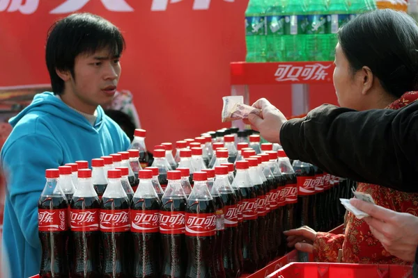 Návštěvníci Kupují Coca Colu Během Výstavy Wuhan Střední Provincii Chinas — Stock fotografie