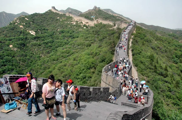 Tourists Sightsee Badaling Section Great Wall Suburb Beijing May 2007 — Stock Photo, Image