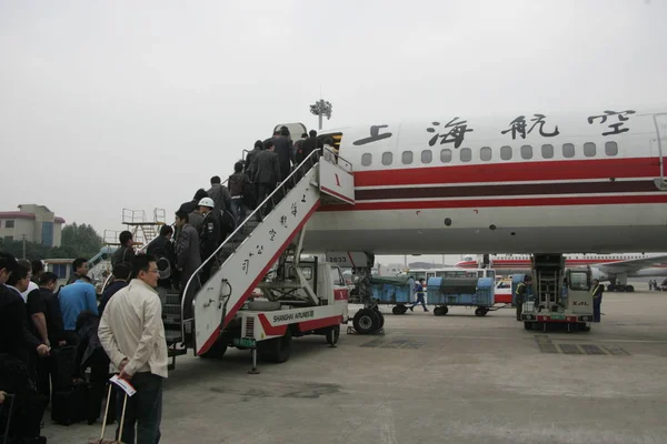 Los Pasajeros Alinean Para Abordar Avión Shanghai Airlines Aeropuerto Shanghai — Foto de Stock