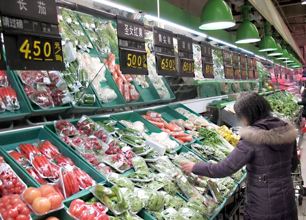 Zakupy Dla Klientów Warzyw Supermarkecie Jinan Wschodnia Prowincja Chinas Shandong — Zdjęcie stockowe