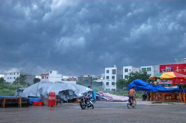 Местные Жители Китая Храбрые Большие Ветры Тяжелые Облака Вызванные Тайфуном — стоковое фото