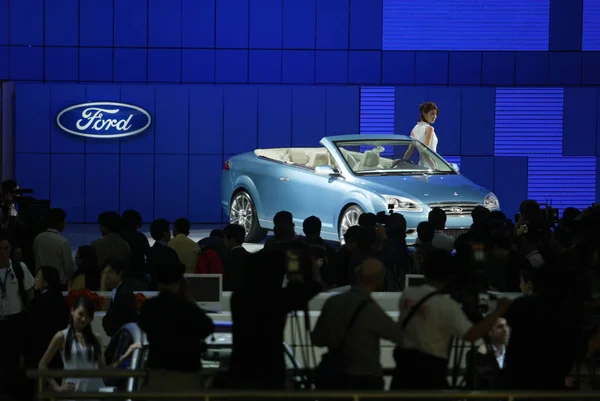 Modelo Posa Por Sedán Ford Durante Una Exposición Preliminar Auto —  Fotos de Stock