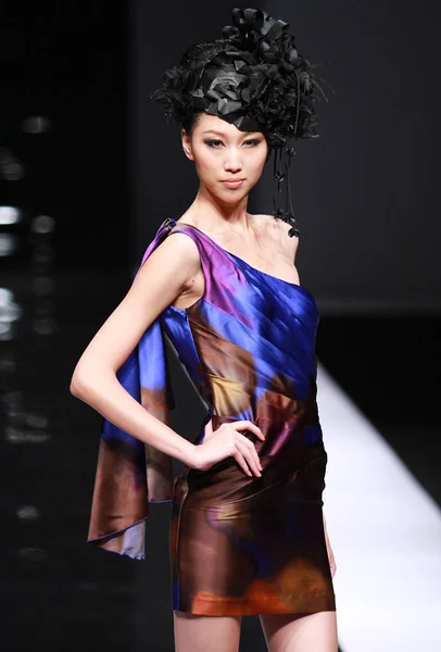 中国モデルは 中国ファッション週 2009 年の彼女の Rosew のファッションショーの中に劉偉中国デザイナーによって作成を提示 2009 — ストック写真