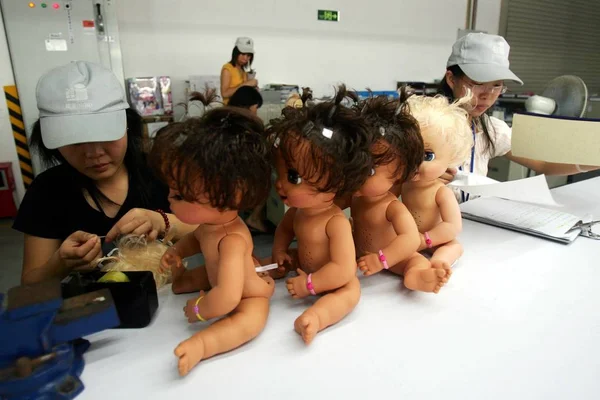 Muncitorii Chinezi Fac Păpuși Jucărie Într Fabrică Jucării Din Provincia — Fotografie, imagine de stoc