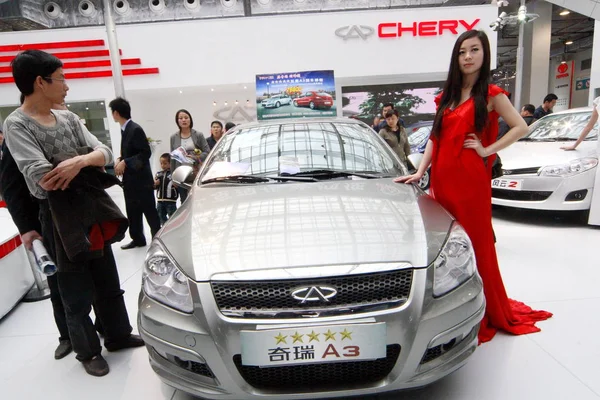 Visitors Look Chery Auto Show Jinan East Chinas Shandong Province — Stock Photo, Image