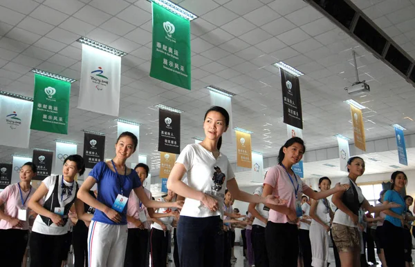 Voluntários Olímpicos Chineses Durante Uma Sessão Treinamento Etiqueta Antes Dos — Fotografia de Stock