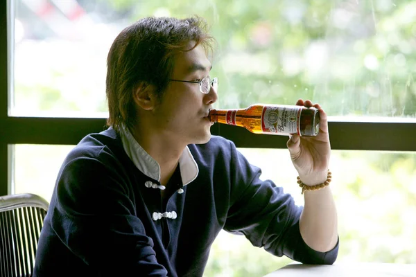 2006년 24일 상하이의 술집에서 버드와이저 맥주를 마시는 — 스톡 사진
