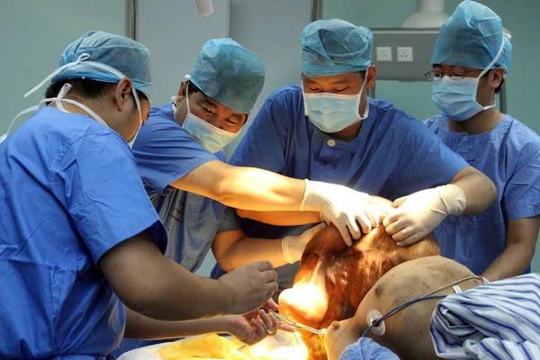 Des Médecins Chinois Opèrent Sur Huang Chuncai Qui Souffre Une — Photo