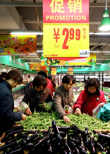 Residentes Locales Compran Verduras Supermercado Yichang Provincia Chinas Hubei Diciembre — Foto de Stock