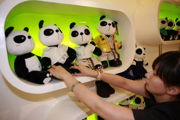 Una Vendedora China Coloca Muñecos Panda Una Tienda Panda Town —  Fotos de Stock