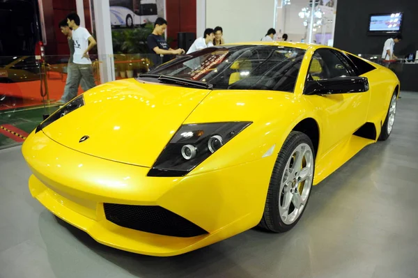 Ziyaretçiler Xiamen Şehirde Bir Auto Show Sırasında Ekranda Bir Lamborghini — Stok fotoğraf