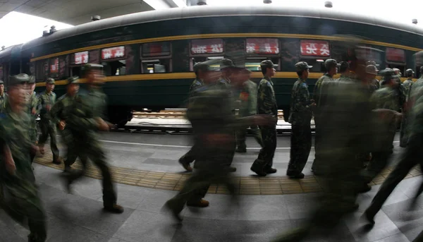 Κινέζοι Στρατιώτες Γραμμή Για Πάρει Στο Τρένο Στο Τσενγκντού North — Φωτογραφία Αρχείου