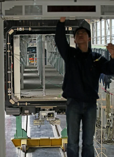 Китайський Працівник Перевіряє Новий Поїзд Шанхаї Лінія Метро Заводі Пужен — стокове фото