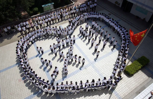 在中国西北部陕西省西安市的一所中学里 中国师生们以一颗心形和汉字的形式 为在四川大地震中遇难的死难者默哀 — 图库照片