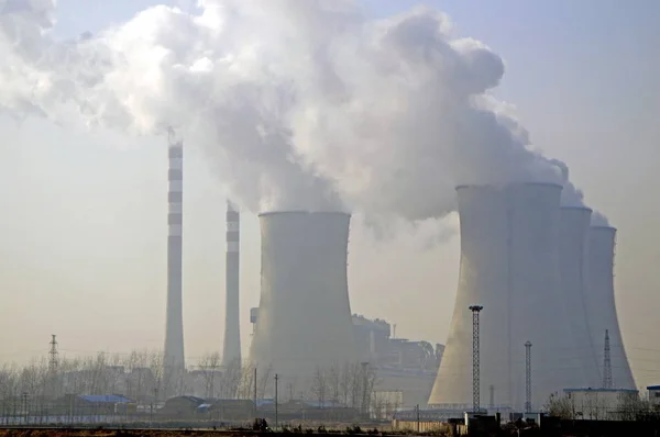 Vapor Humo Emiten Desde Torres Refrigeración Chimeneas Una Central Eléctrica — Foto de Stock