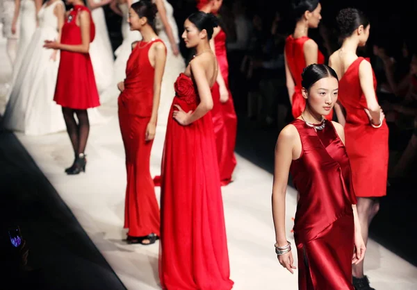 Desfile Modelos Para Mostrar Vestidos Novia Diseñados Por Jenny Desfile —  Fotos de Stock