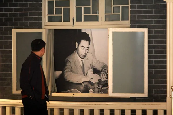 Látogató Egy Fotót Premier Zhou Enlai Egy Kiállítás Ideje Alatt — Stock Fotó