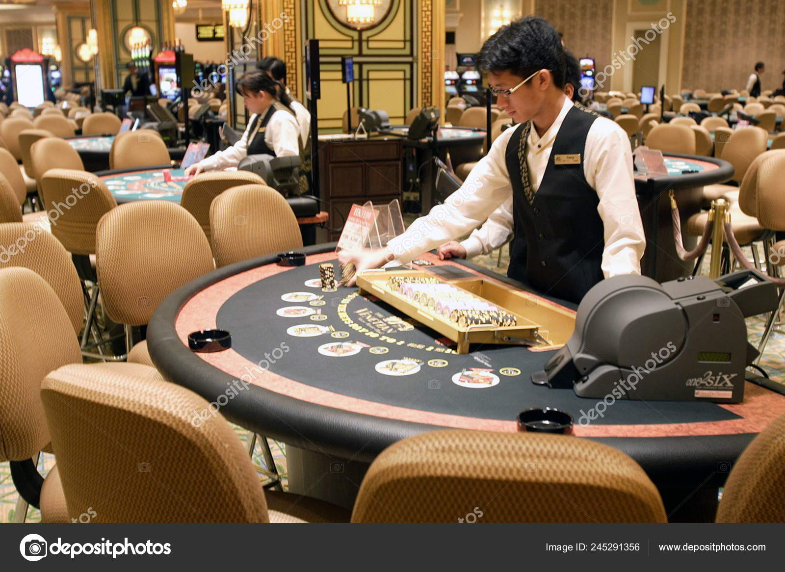 2007年8月28日中国澳门威尼斯人澳门度假酒店酒店在酒店等候顾客—— 库存社论照片© IC Photo #245291356