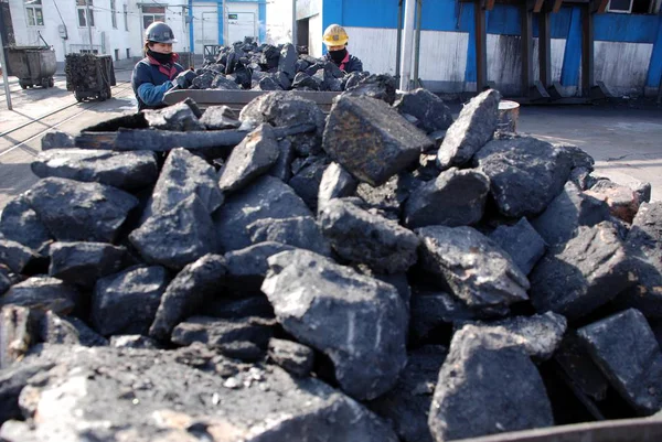 Minatori Cinesi Trasportano Tonnellate Minerale Ferro Una Miniera Nella Provincia — Foto Stock