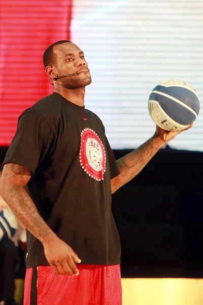 Nba Speler Lebron James Van Cleveland Cavaliers Toont Zijn Basketbal — Stockfoto