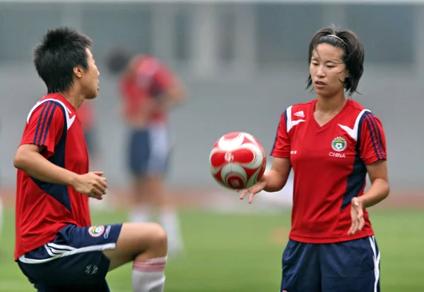 Yan Vlevo Její Kolega Čínských Žen Národní Fotbalový Tým Během — Stock fotografie