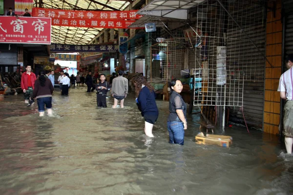 Ντόπιοι Κάτοικοι Περπατούν Στις Πλημμύρες Στο Anshun Νοτιοδυτικά Chinas Guizhou — Φωτογραφία Αρχείου