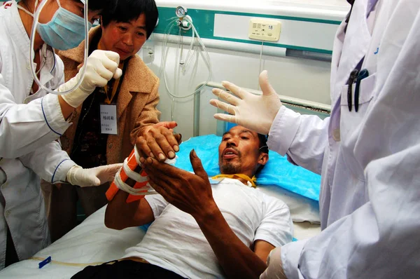 Kinesiska Läkare Undersöka Man Som Skadades Den Massiva Jord Bävningen — Stockfoto
