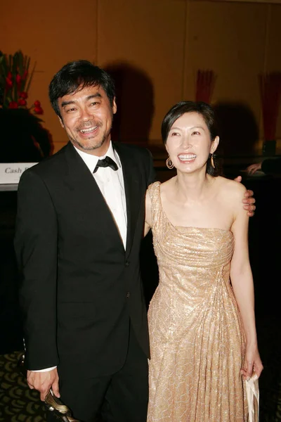 香港俳優 Wan と彼の妻は 2007 香港映画賞で主演男優賞を獲得した後反応します — ストック写真