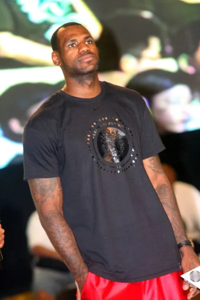 Nba Player Lebron James Cleveland Cavaliers Poses Campaign Shanghai China — Stock Photo, Image