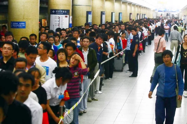 Multitudes Pasajeros Hacen Cola Para Tomar Trenes Metro Una Estación —  Fotos de Stock