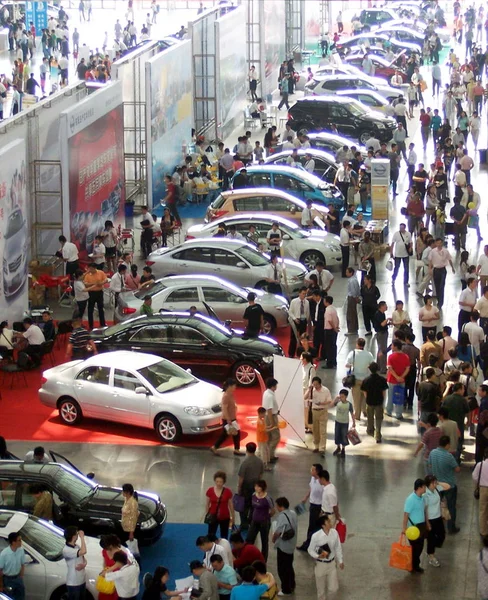 Los Visitantes Miran Los Coches Durante Una Exposición Automóviles Ciudad — Foto de Stock
