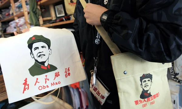 Chinese Man Shows Shopping Bags Printed Portait President Barrack Obama — Stock Photo, Image