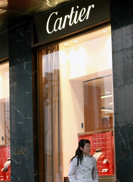 Kinesisk Kvinna Går Förbi Cartier Butik Shanghai Kina Mars 2009 — Stockfoto