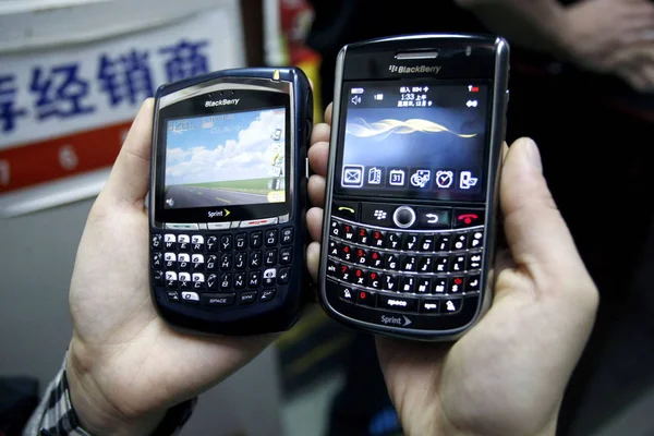 Chinese Customer Looks Two Sprint Blackberry Mobile Phones Phone Market — Stock Photo, Image