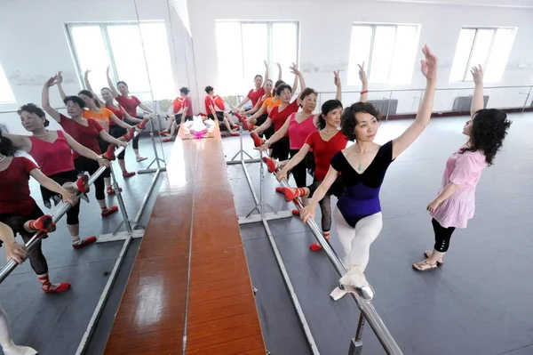 Członkowie Xiyanghong Zespół Baletowy Ćwiczyć Baletu Centrum Kultury Mieście Shenyang — Zdjęcie stockowe