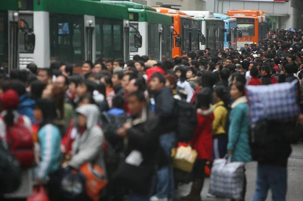 Migrerande Arbetstagare Väntar Bussen För Att Åka Till Guangzhou Railway — Stockfoto