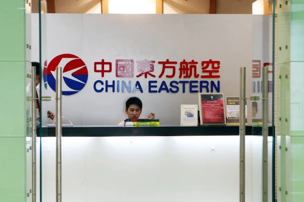 Des Employés Chinois Sont Vus Dans Bureau China Eastern Airlines — Photo