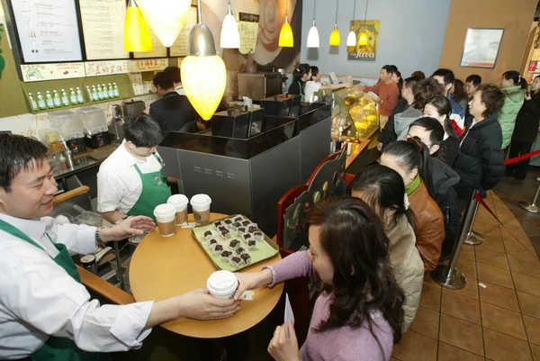 Wang Jinlong Esquerda Presidente Starbucks Greater China Distribui Café Gratuito — Fotografia de Stock