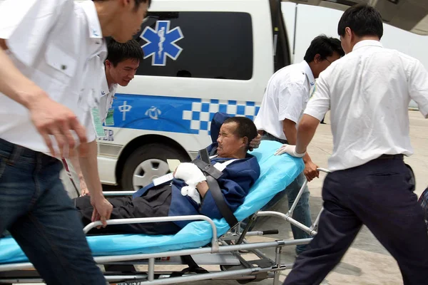 Trabalhadores Médicos Chineses Carregam Homem Ferido Uma Área Atingida Por — Fotografia de Stock