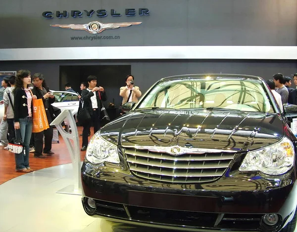 Bezoekers Kijken Naar Een Chrysler Auto Tijdens Auto Shanghai 2007 — Stockfoto