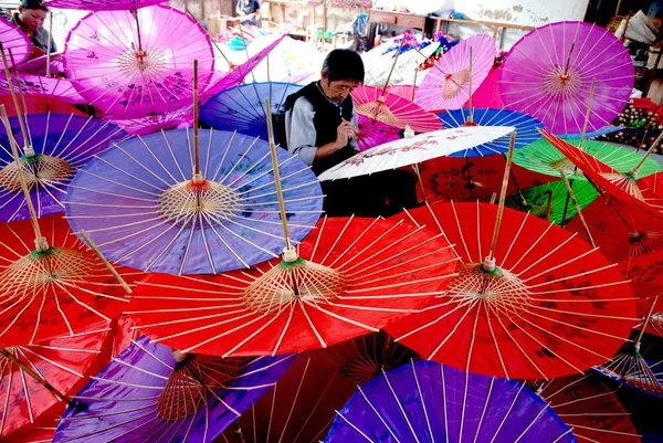 Ένας Κινέζος Εργαζόμενος Ζωγραφίζει Εικόνες Στην Επιφάνεια Μιας Ομπρέλας Ένα — Φωτογραφία Αρχείου