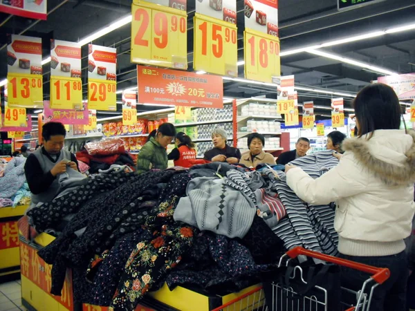 Clientes Chinos Compran Ropa Venta Supermercado Ciudad Shiyan Provincia Chinas —  Fotos de Stock